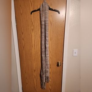 Long scarf with pockets